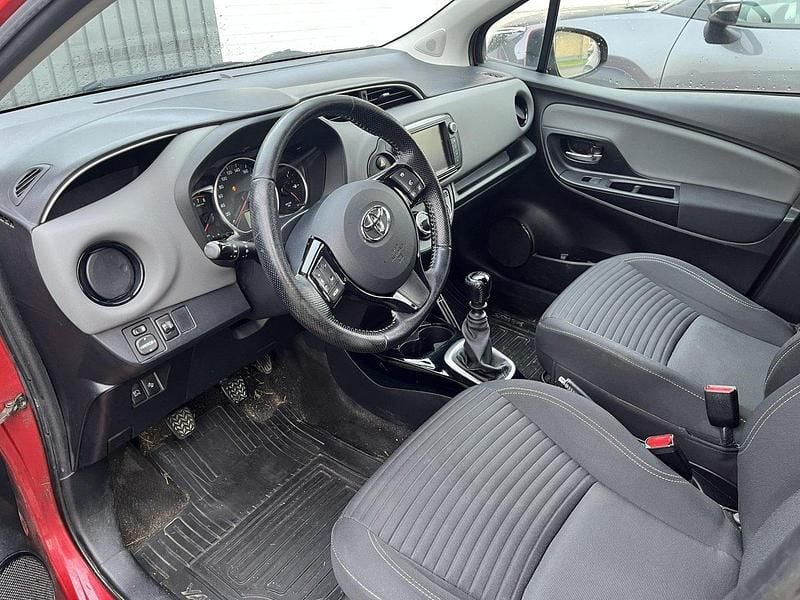 Röd Begagnad 2016 Toyota Yaris Active Halvkombi | 55 000 kr (Lite dyr) - Bild 1/4