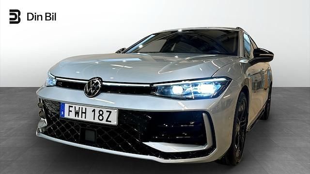 Silver (oyster silver metallic) Begagnad 2024 VW Passat R-line Kombi | 469 900 kr - Bild 1/4