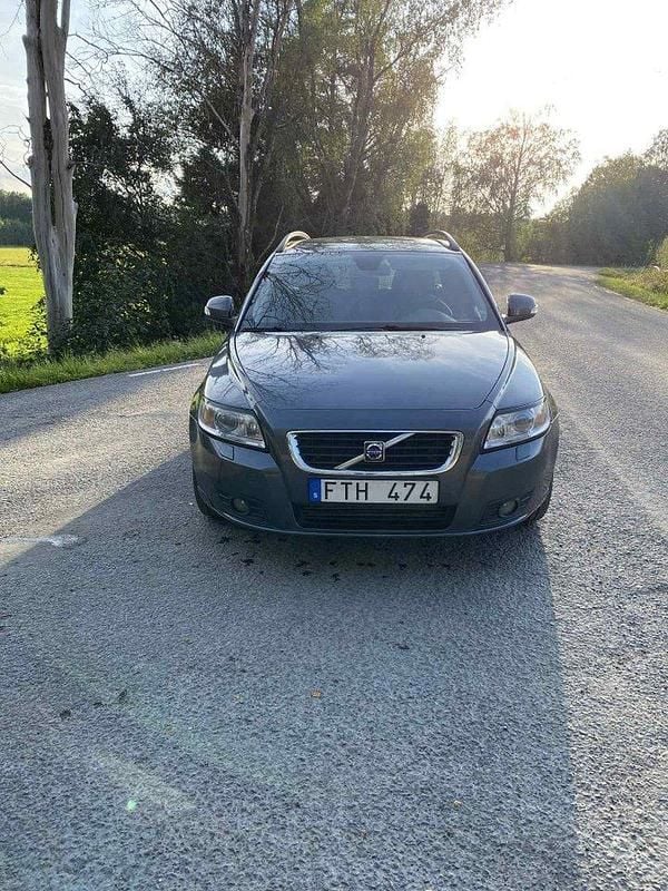 Grå Begagnad 2010 Volvo V50 Momentum Kombi | 38 000 kr (Bra pris) - Bild 1/4