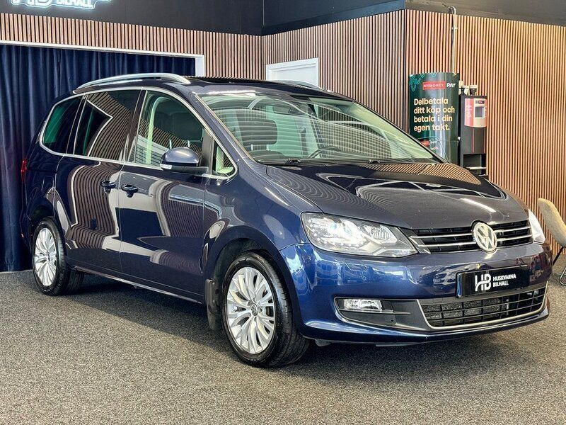 Mörkblå (blå) Begagnad 2015 VW Sharan Minibuss | 184 900 kr (Lite dyr) - Bild 1/4