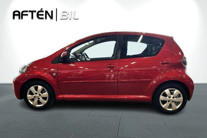Mörkröd Begagnad 2010 Toyota Aygo Eco Halvkombi | 44 900 kr (Marknadspris) - Bild 1/3