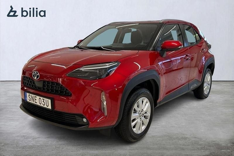 Röd Begagnad 2022 Toyota Yaris Hybrid Active SUV | 279 900 kr (Marknadspris) - Bild 1/4