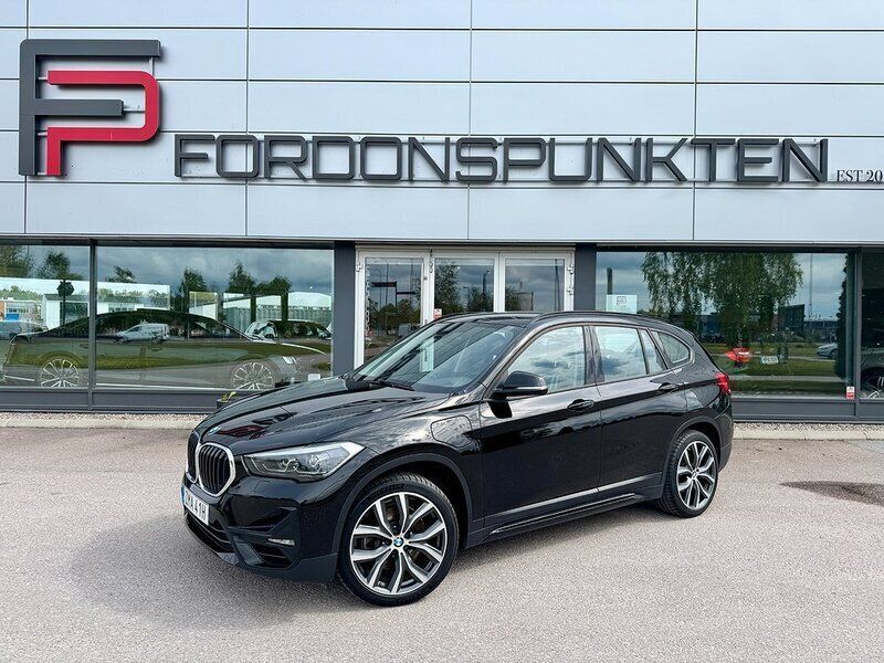 Svart Begagnad 2020 BMW X1 Sport Line SUV | 299 000 kr (Marknadspris) - Bild 1/4