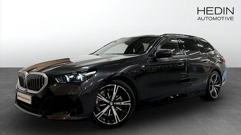 Grå Begagnad 2025 BMW 530 M Sport Kombi | 638 700 kr - Bild 1/4