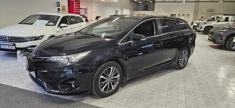 Mörkblå (blå) Begagnad 2015 Toyota Avensis Aktiv Kombi | 125 000 kr - Bild 1/4