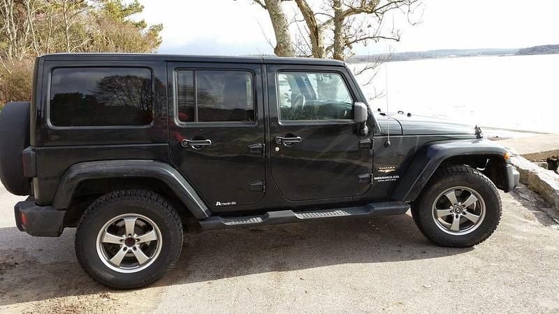 Begagnad Jeep Wrangler Unlimited 200 HK (147 kW) 2012 Svart med lite grönt skimmer SUV