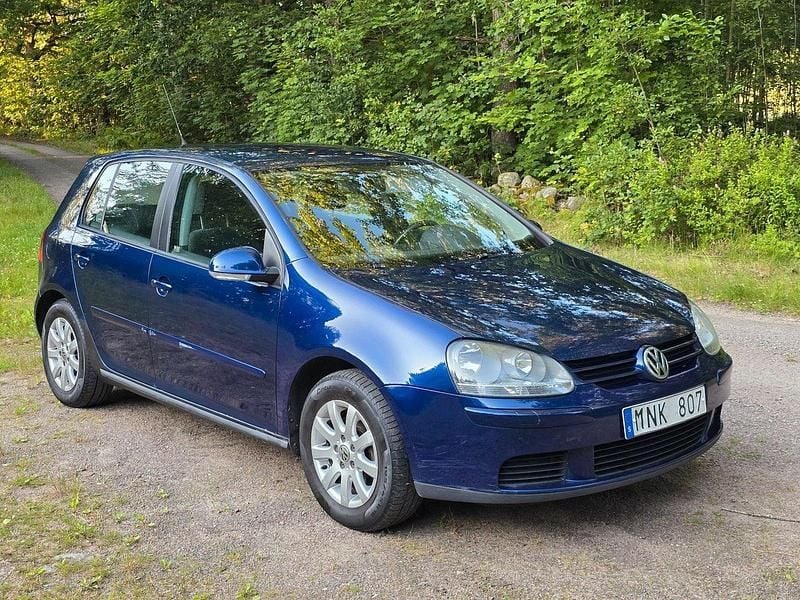Mörkblå (blå) Begagnad 2009 VW Golf Halvkombi | 21 900 kr (Marknadspris) - Bild 1/4