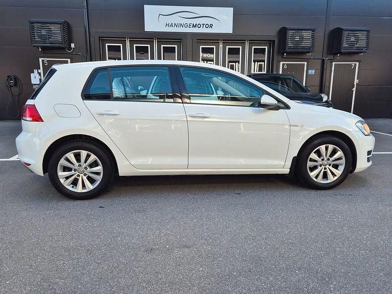 Vit Begagnad 2015 VW Golf VII Halvkombi | 99 900 kr (Superpris) - Bild 1/4
