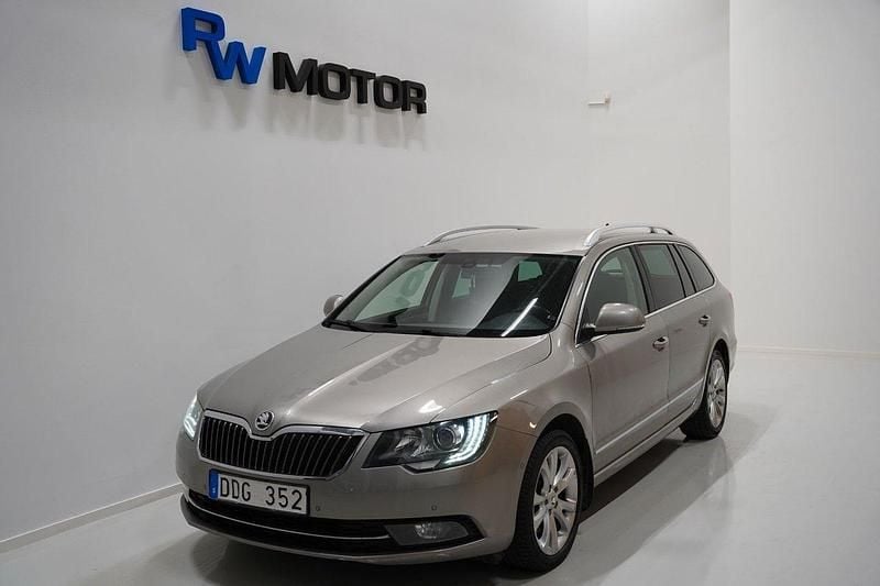 Ljusbrun Begagnad 2013 Skoda Superb Elegance Kombi | 139 800 kr (Dyr) - Bild 1/4