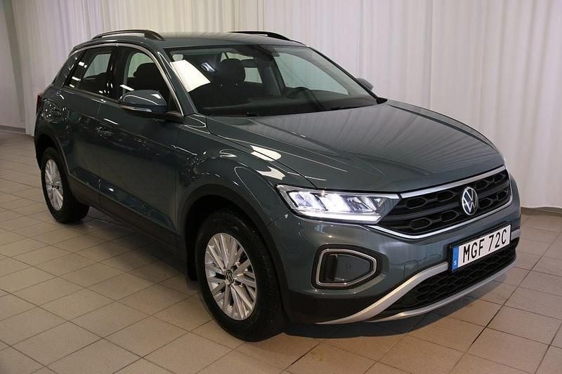 Mörkblå Begagnad 2022 VW T-Roc Life SUV | 208 500 kr (Marknadspris) - Bild 1/4