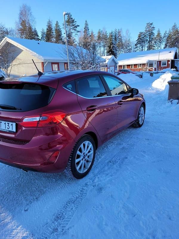 Begagnad Ford Fiesta 100 HK (73 kW) 2018 Röd Halvkombi