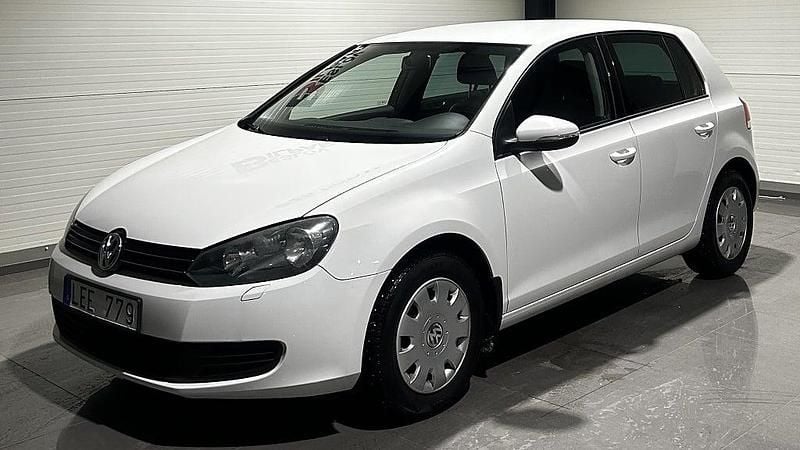 Vit Begagnad 2010 VW Golf VI Halvkombi | 56 900 kr (Marknadspris) - Bild 1/4
