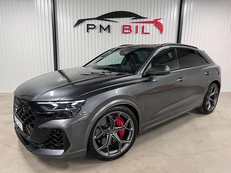 Grå Begagnad 2025 Audi RS Q8 Performance SUV | 1 649 900 kr (Lite dyr) - Bild 1/4