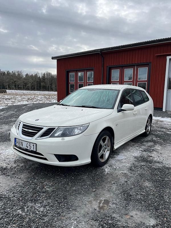 Begagnad Saab 9-3 Linear 150 HK (110 kW) 2008 Vit Kombi
