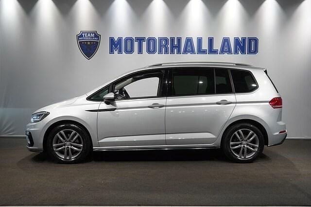 Silver Begagnad 2018 VW Touran R-line Minibuss | 209 900 kr (Marknadspris) - Bild 1/4