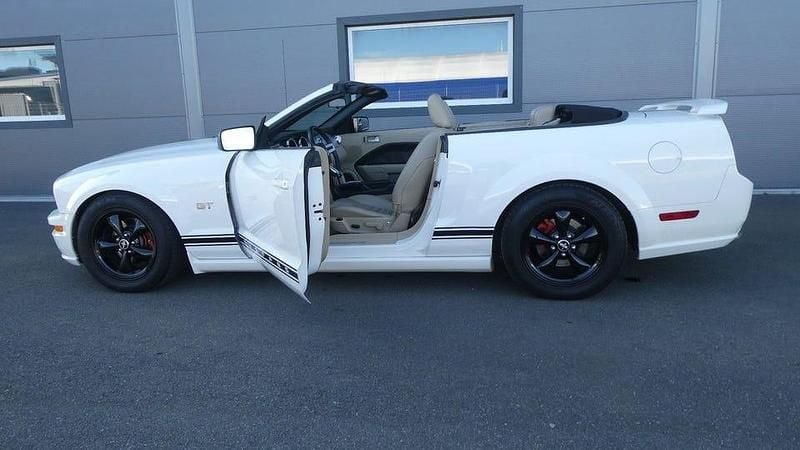 Vit Begagnad 2006 Ford Mustang GT Cab | 247 000 kr (Lite dyr) - Bild 1/4