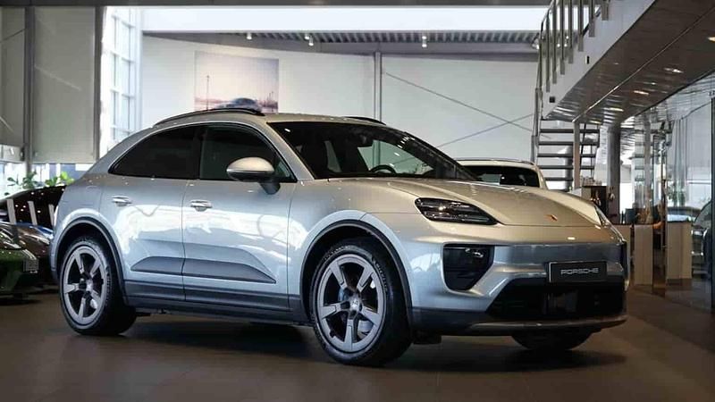 Silver Ny 2025 Porsche Macan 4 Electric SUV | 999 000 kr - Bild 1/1