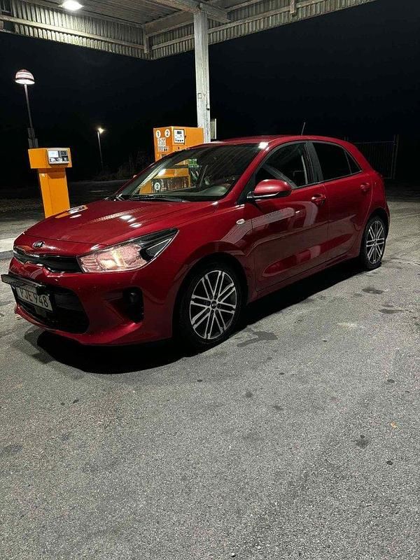 Röd Begagnad 2017 Kia Rio Halvkombi | 83 000 kr (Lite dyr) - Bild 1/4