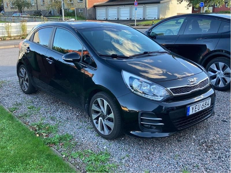 Svart Begagnad 2016 Kia Rio Halvkombi | 89 900 kr (Bra pris) - Bild 1/4