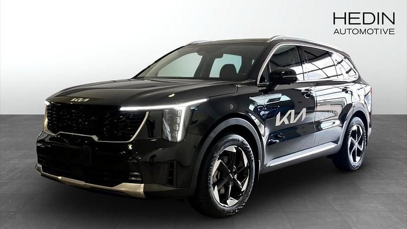 Svart (black) Begagnad 2025 Kia Sorento Advance SUV | 705 900 kr - Bild 1/4