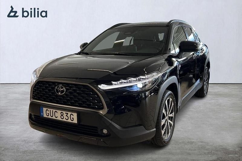 Svart Begagnad 2025 Toyota Corolla Cross Plus SUV | 379 900 kr (Marknadspris) - Bild 1/4
