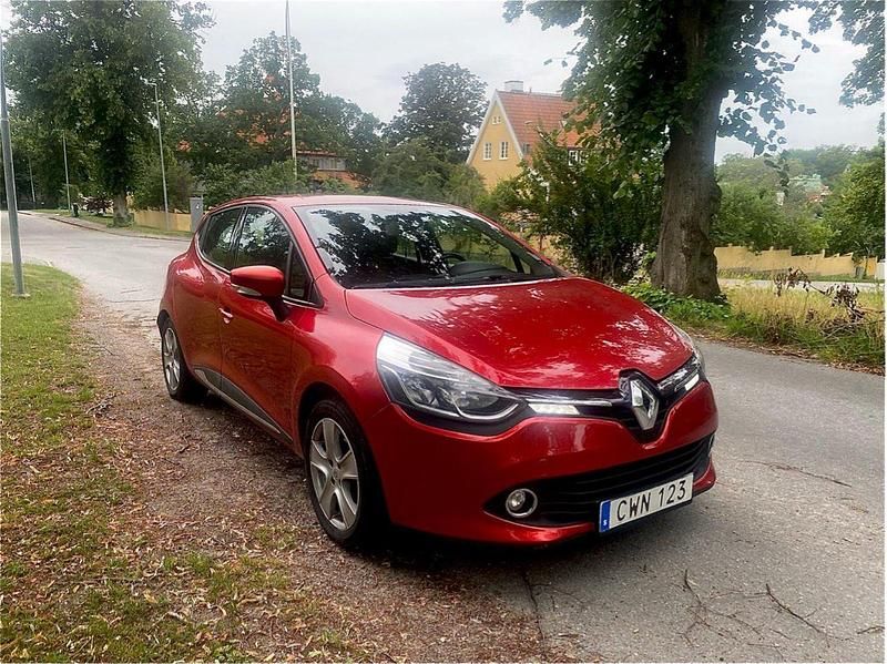 Röd Begagnad 2015 Renault Clio IV Halvkombi | 89 000 kr (Bra pris) - Bild 1/4