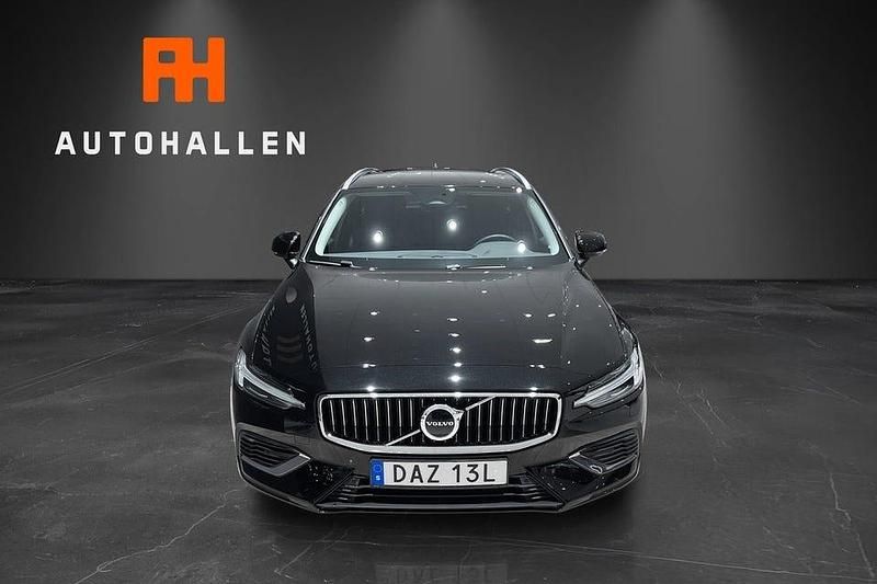 Begagnad Volvo V60 Core 350 HK (257 kW) 2024 Svart Kombi