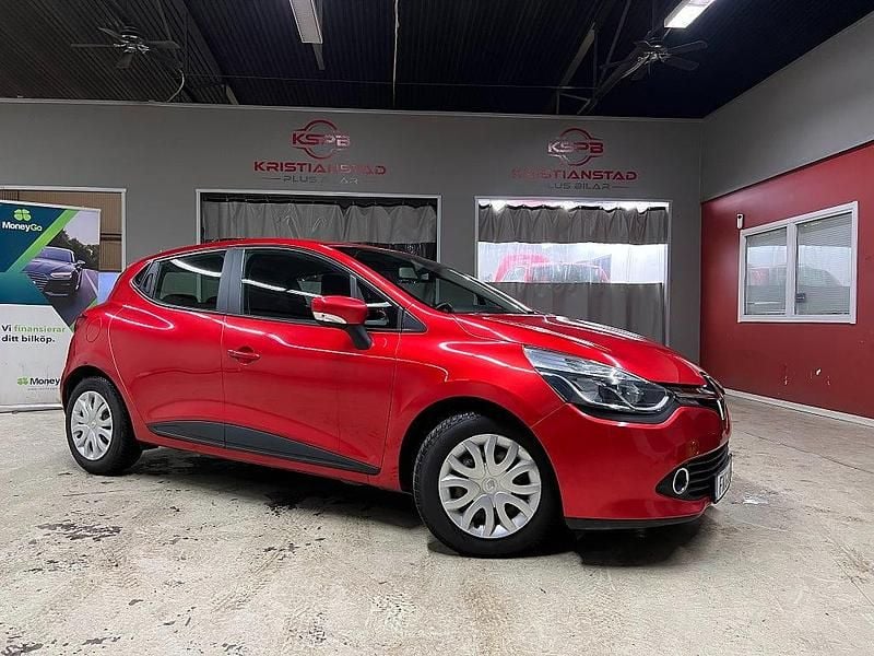 Röd Begagnad 2014 Renault Clio IV Halvkombi | 56 900 kr (Marknadspris) - Bild 1/4