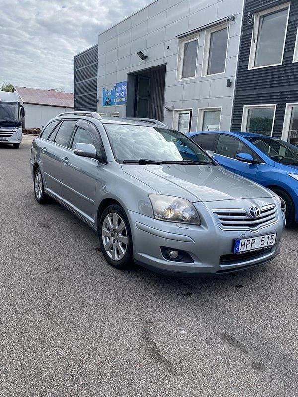 Grå Begagnad 2008 Toyota Avensis Kombi | 39 500 kr (Marknadspris) - Bild 1/4