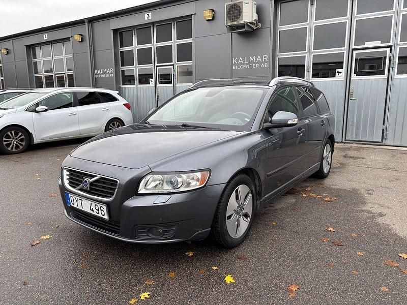 Grå Begagnad 2010 Volvo V50 Summum Kombi | 64 900 kr (Lite dyr) - Bild 1/4