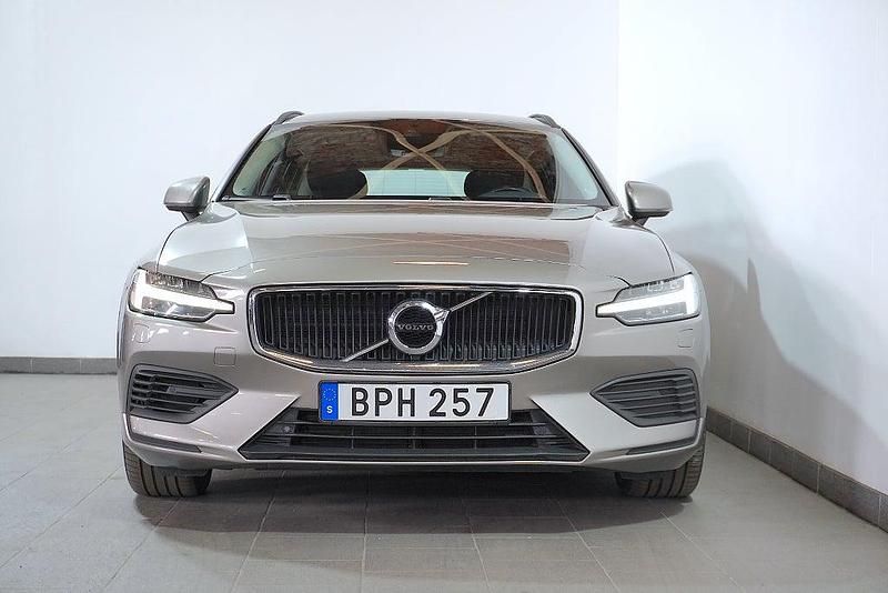 Begagnad Volvo V60 Momentum 253 HK (186 kW) 2020 Grå Kombi