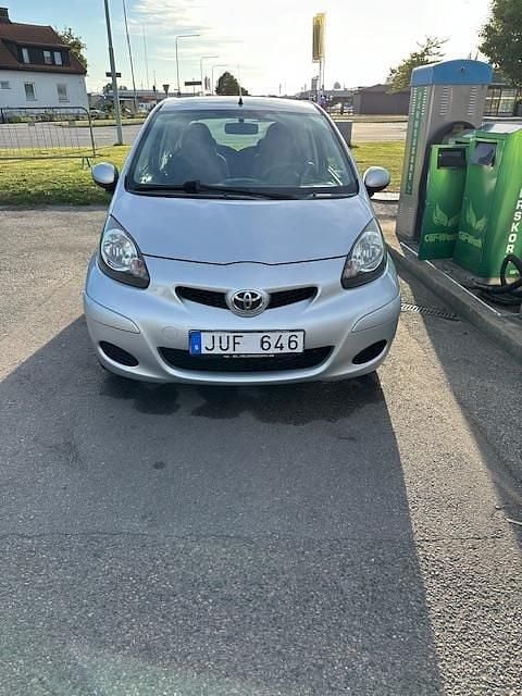 Silver Begagnad 2009 Toyota Aygo Halvkombi | 29 000 kr (Marknadspris) - Bild 1/4