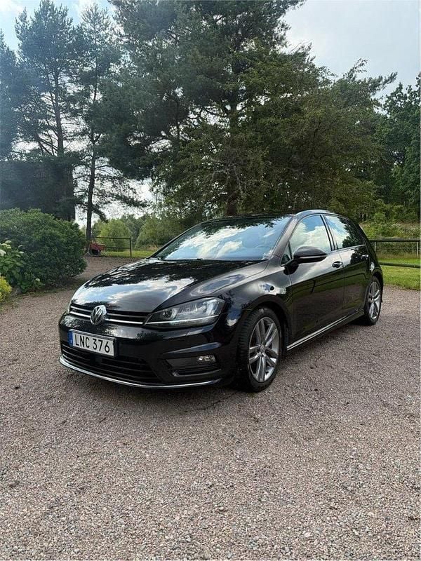 Svart Begagnad 2016 VW Golf VII R-line Halvkombi | 85 000 kr (Bra pris) - Bild 1/4