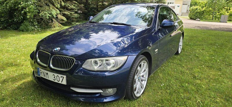 Blå Begagnad 2011 BMW 330 Comfort Edition Sportkupé | 139 000 kr (Marknadspris) - Bild 1/4
