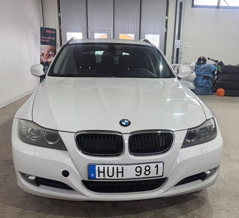 Begagnad BMW 320 Comfort Edition 184 HK (135 kW) 2010 Vit Kombi