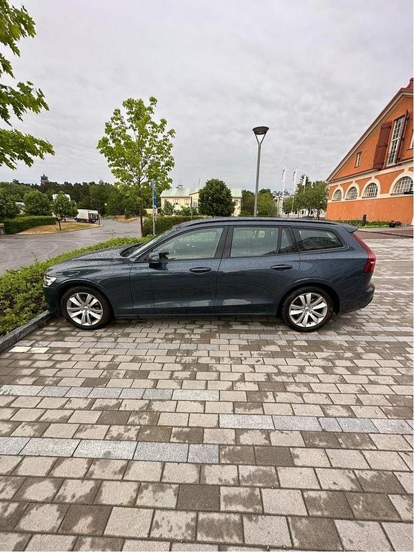 Blå Begagnad 2019 Volvo V60 Momentum Kombi | 219 000 kr (Superpris) - Bild 1/4