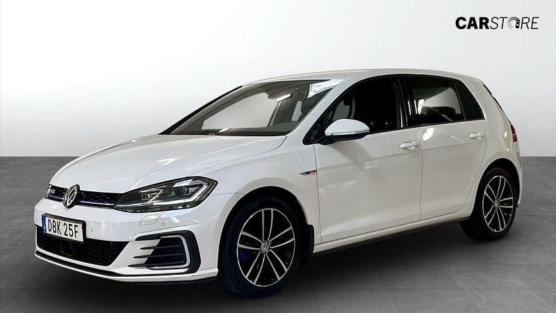 Vit (white) Begagnad 2020 VW Golf VIII GTE Halvkombi | 174 900 kr (Bra pris) - Bild 1/4