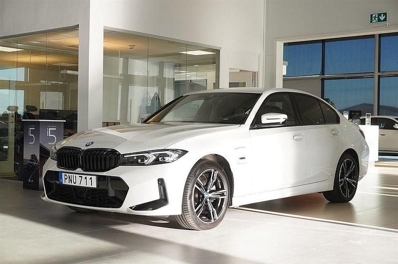 Vit Begagnad 2022 BMW 330e M Sport Sedan | 429 800 kr (Lite dyr) - Bild 1/4