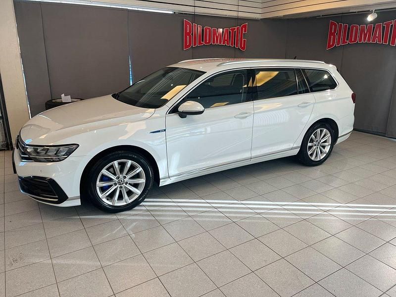 Vit Begagnad 2021 VW Passat GTE Kombi | 259 900 kr (Marknadspris) - Bild 1/4