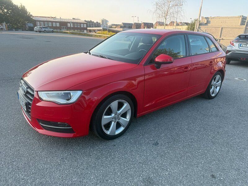 Röd Begagnad 2016 Audi A3 Sportback Ambition Halvkombi | 139 900 kr (Bra pris) - Bild 1/4