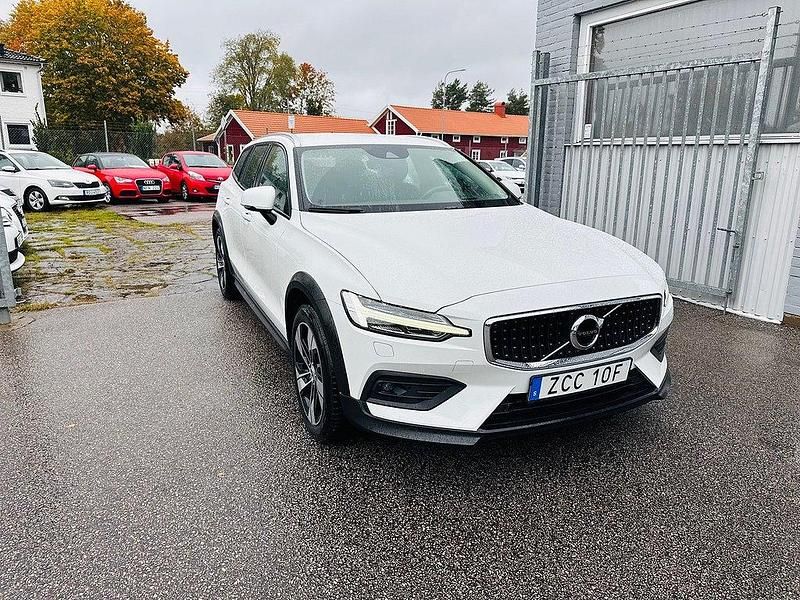 Vit Begagnad 2019 Volvo V60 CC Pro Kombi | 269 900 kr (Marknadspris) - Bild 1/4