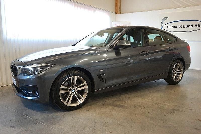 Grå (gråmetallic) Begagnad 2017 BMW 320 Gran Turismo Sport Line Halvkombi | 189 000 kr (Marknadspris) - Bild 1/4