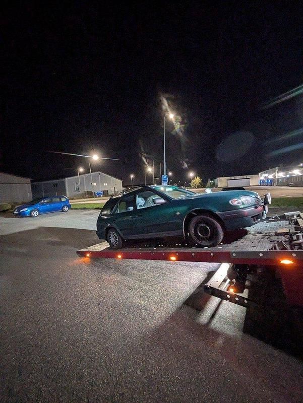 Grön Begagnad 2000 Toyota Corolla Kombi | 5 000 kr (Marknadspris) - Bild 1/1