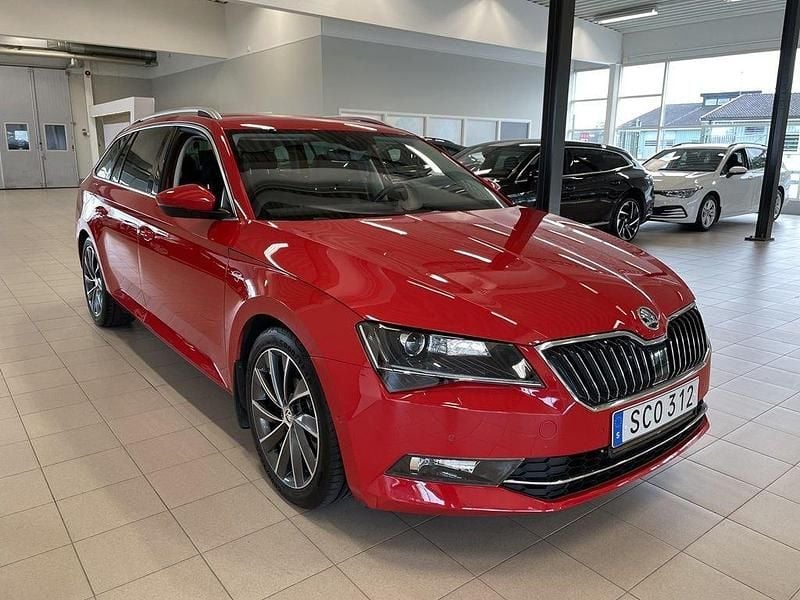 Röd (corridaröd) Begagnad 2017 Skoda Superb LAURIN & KLEMENT Kombi | 199 900 kr (Superpris) - Bild 1/4