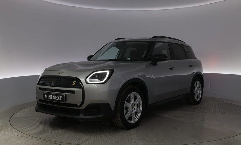 Grå Begagnad 2024 Mini Countryman SUV | 459 900 kr - Bild 1/4