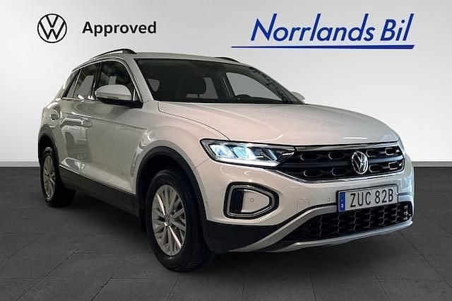 Vit (pure white) Begagnad 2022 VW T-Roc Life SUV | 209 000 kr (Marknadspris) - Bild 1/4