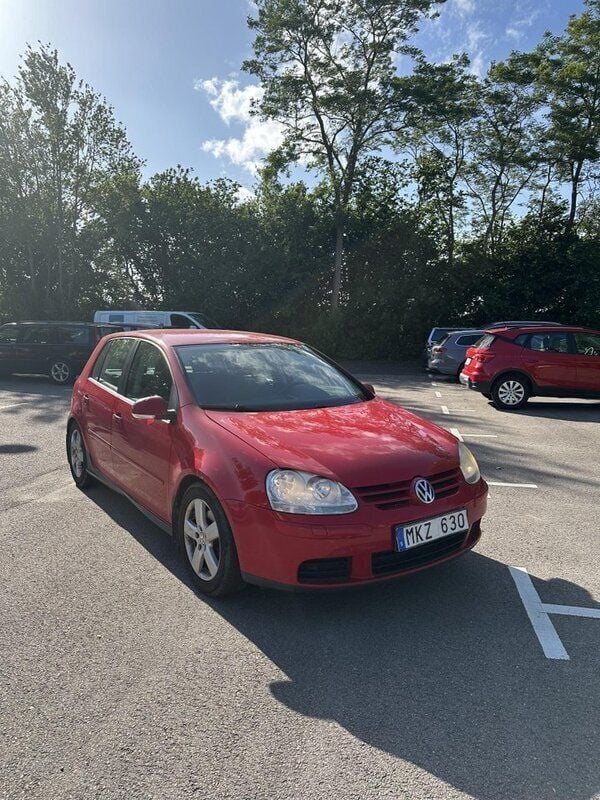 Röd Begagnad 2007 VW Golf V Halvkombi | 38 000 kr (Marknadspris) - Bild 1/4