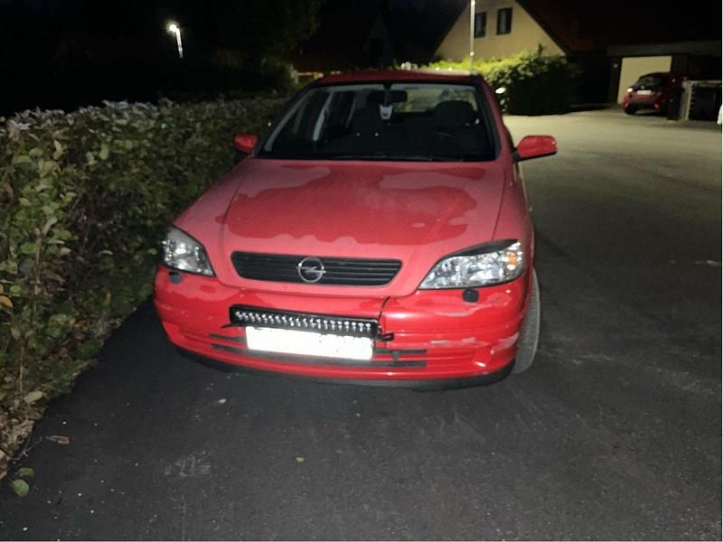 Röd Begagnad 2002 Opel Astra Halvkombi | 15 000 kr (Marknadspris) - Bild 1/4
