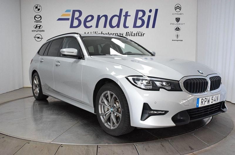 Silver Begagnad 2021 BMW 330e Sport Line Kombi | 284 500 kr (Superpris) - Bild 1/3