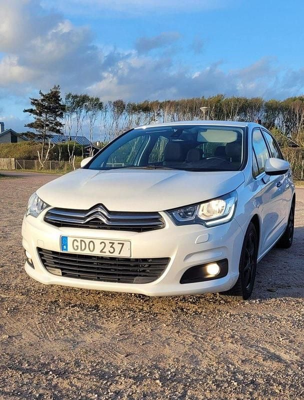 Vit Begagnad 2015 Citroën C4 PureTech Halvkombi | 72 000 kr (Marknadspris) - Bild 1/4